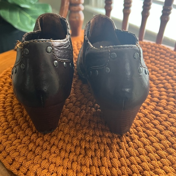 Born Womens Brown Leather Slip On Ankle Heeled Bootie Size US 8 - Picture 4 of 7